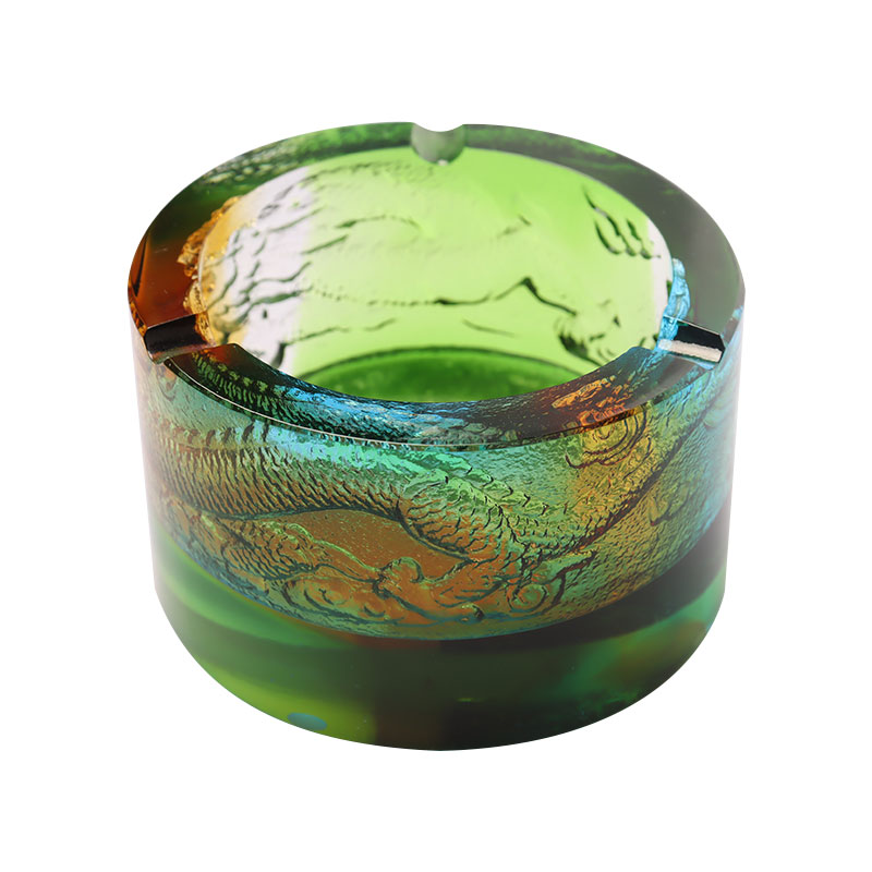 Стеклянная пепельница с узором в виде дракона, вышедшего из моря.