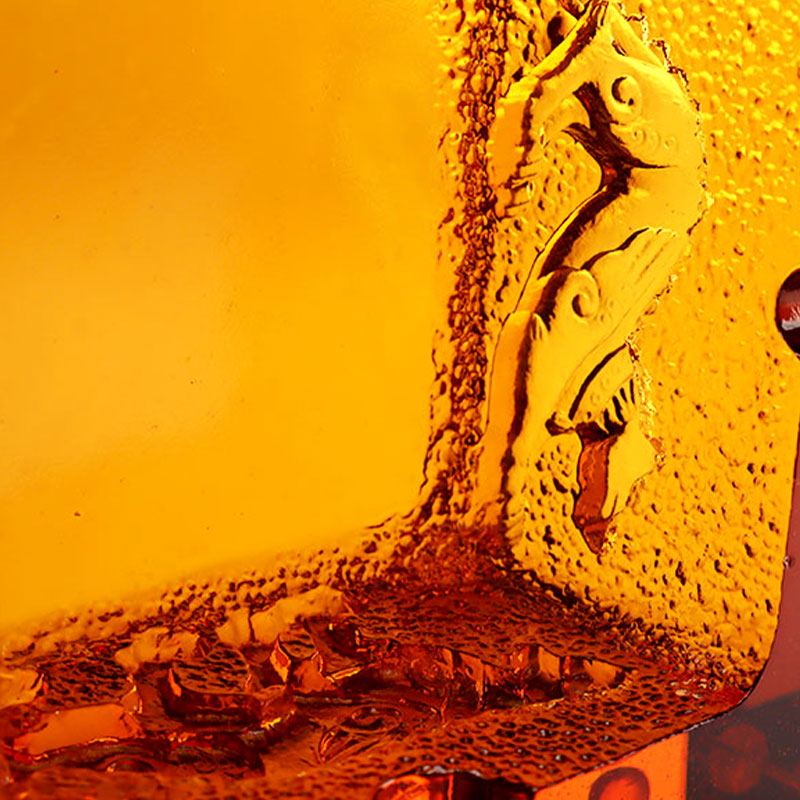 Пепельница из красного стекла с изысканным тиснением животных узоров.