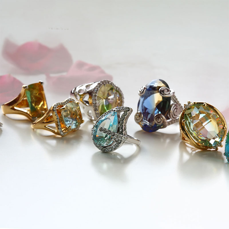 Кольцо с каплевидным граненым стеклом