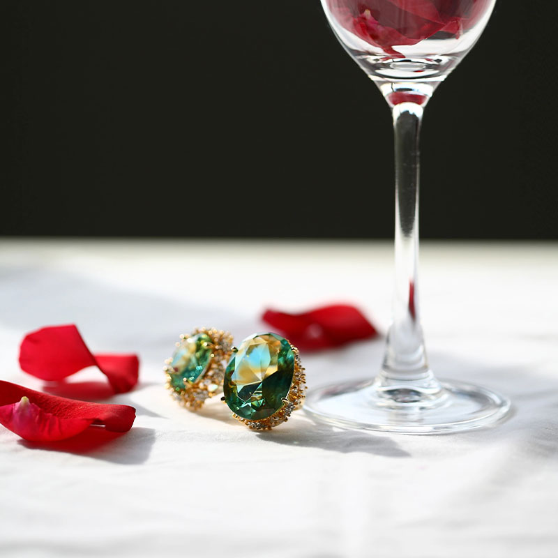 Серьги из зеленого стекла с золотыми амбушюрами