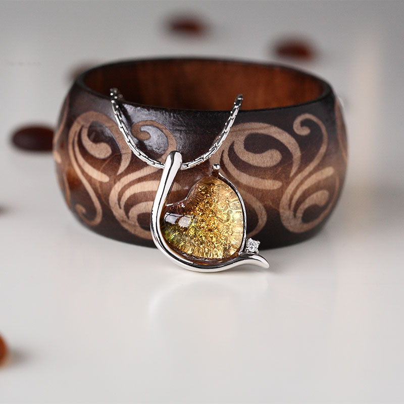 Элегантный браслет серебряного цвета, инкрустированный стеклянной подвеской