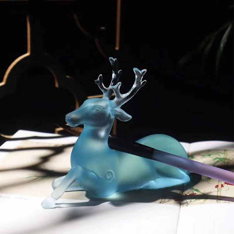 Держатель для щеток из синего стекла в форме оленя.