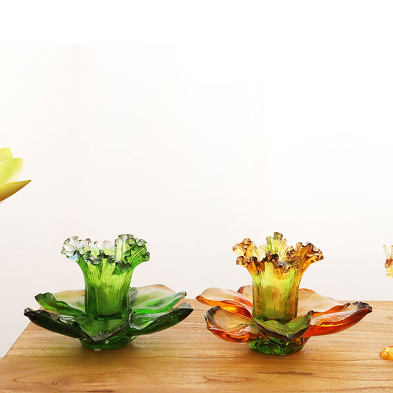 Стеклянный подсвечник в форме лепестка