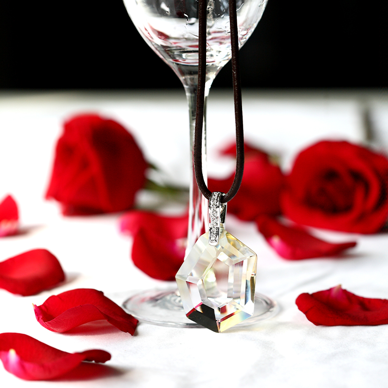 Ожерелье серебряного цвета с креплением стеклянного кулона