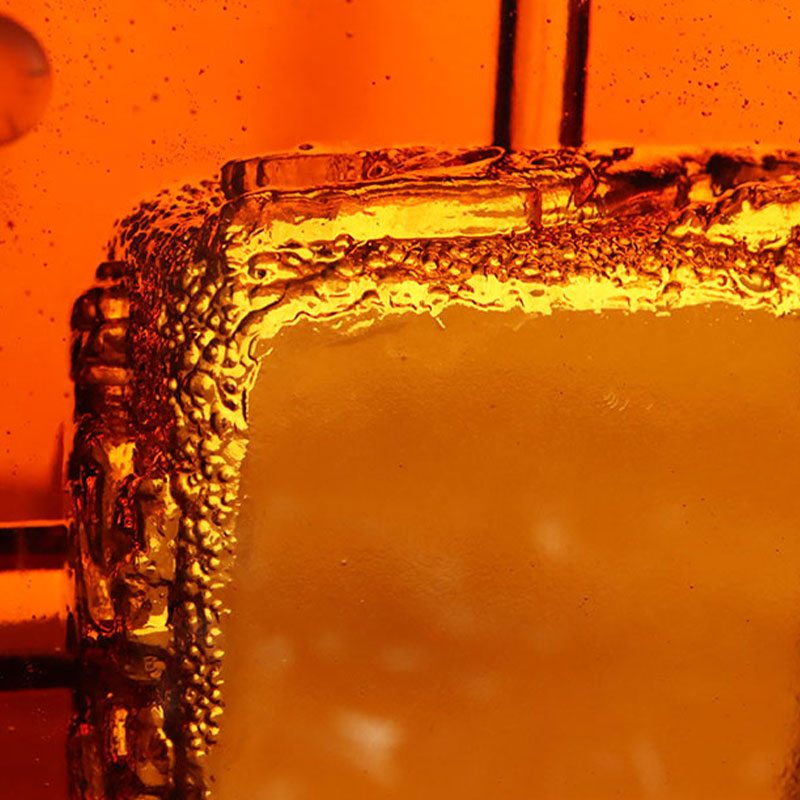 Пепельница из красного стекла с изысканным тиснением животных узоров.