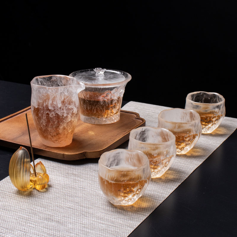 Прозрачные чайные чашки с крышками