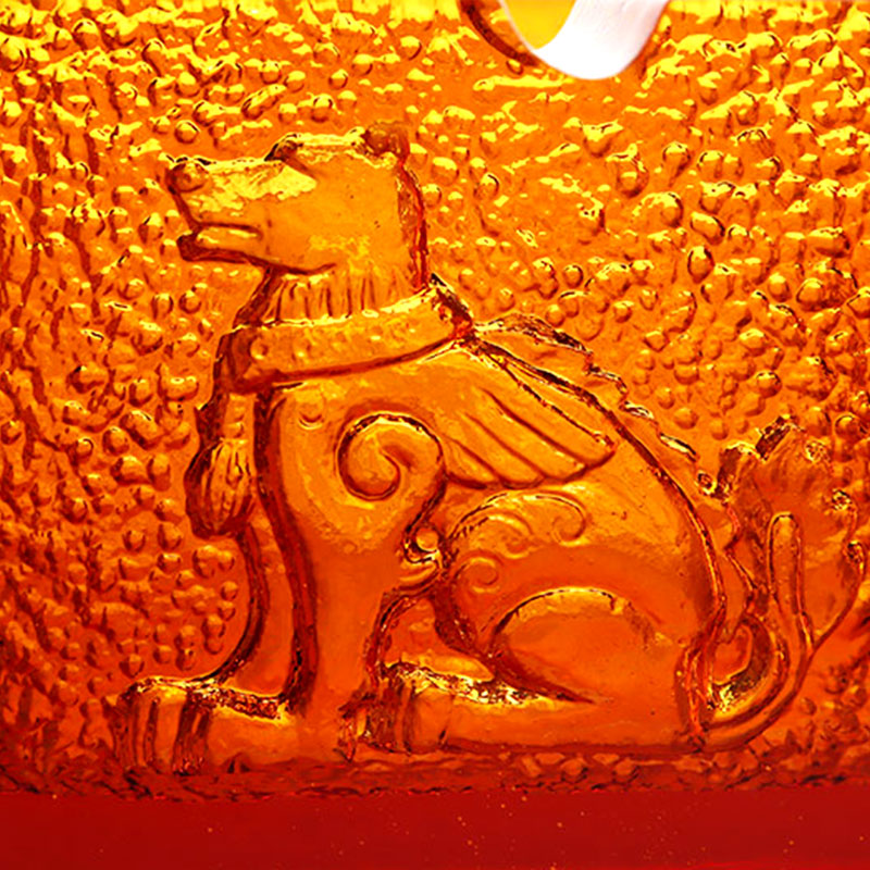 Пепельница из красного стекла с изысканным тиснением животных узоров.