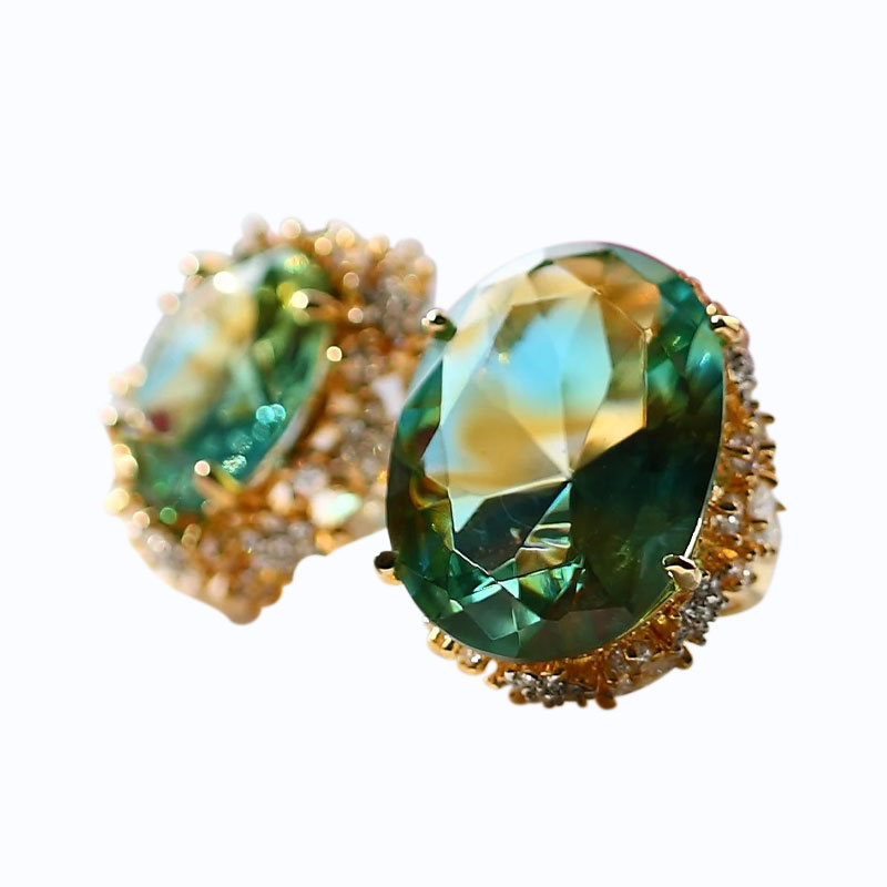 Серьги из зеленого стекла с золотыми амбушюрами