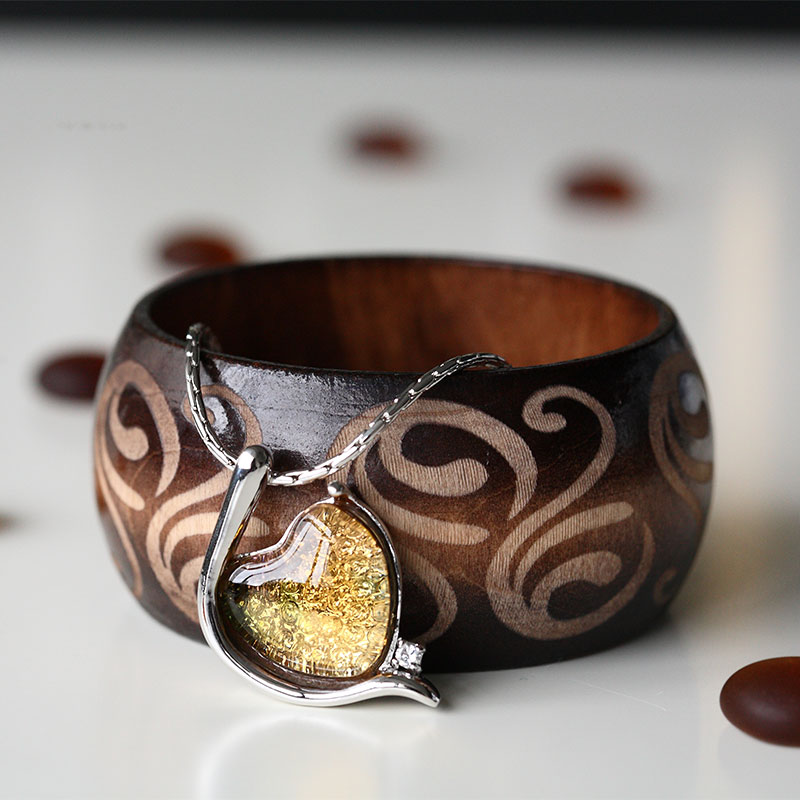 Элегантный браслет серебряного цвета, инкрустированный стеклянной подвеской