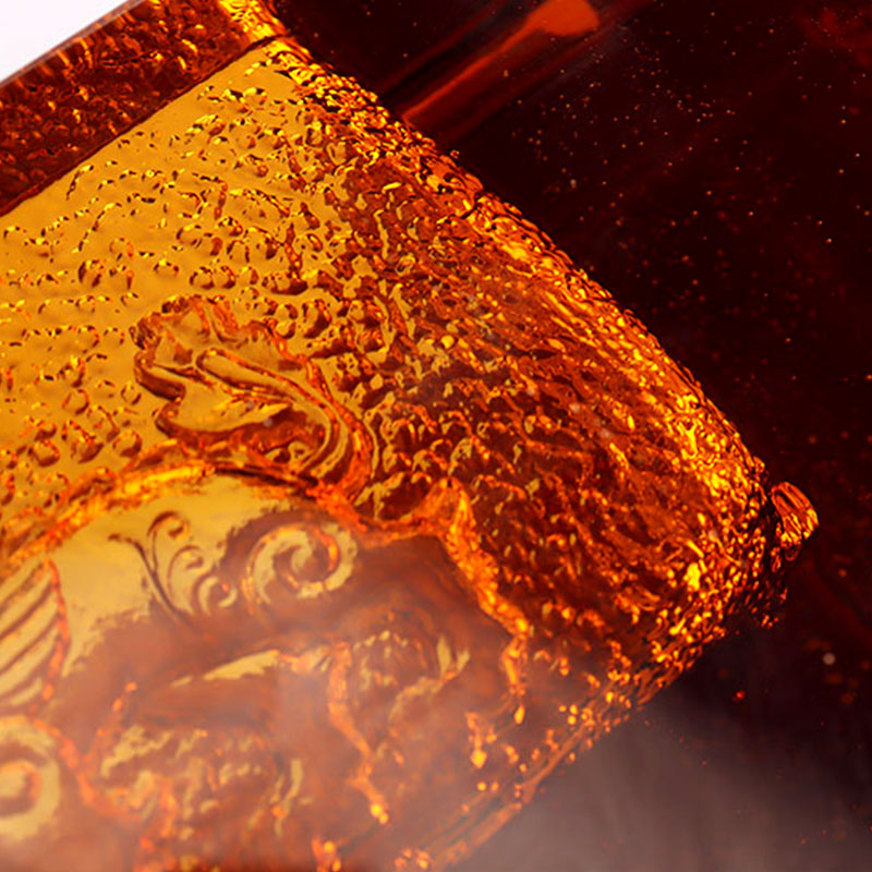 Пепельница из красного стекла с изысканным тиснением животных узоров.