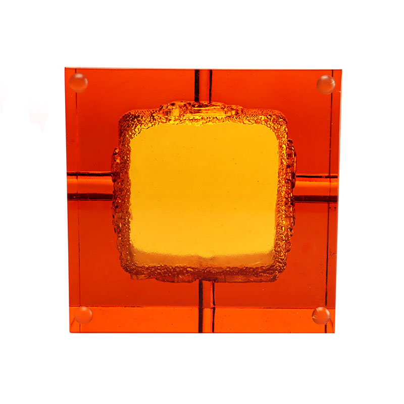 Пепельница из красного стекла с изысканным тиснением животных узоров.