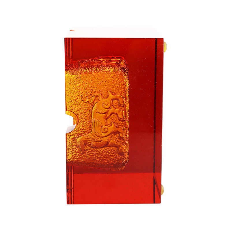 Пепельница из красного стекла с изысканным тиснением животных узоров.