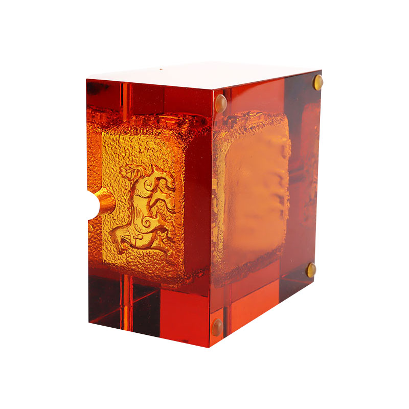 Пепельница из красного стекла с изысканным тиснением животных узоров.