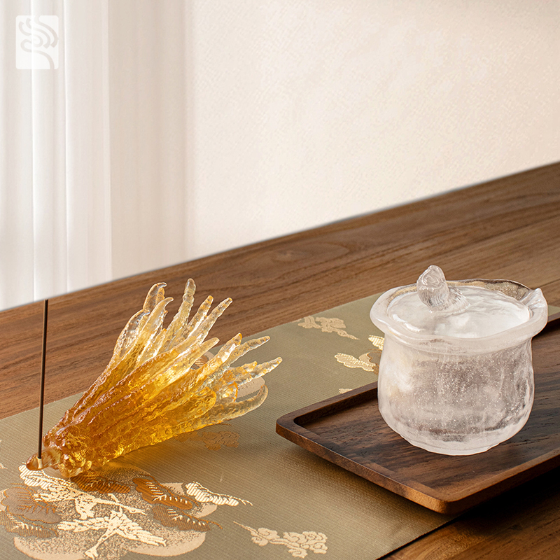 Подставка для благовоний из золотистого стекла в форме руки.