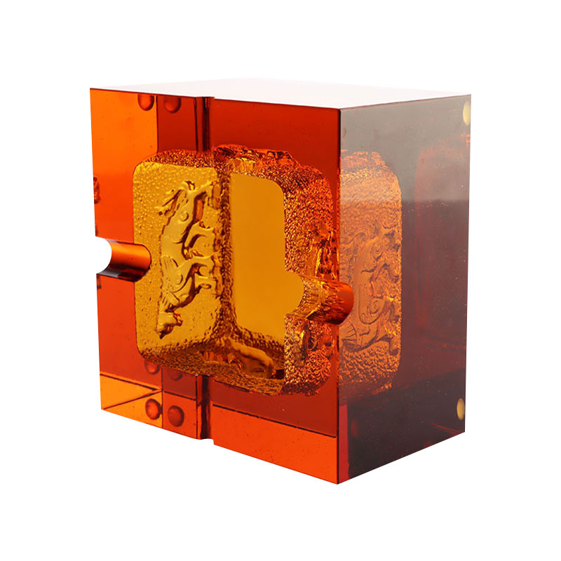 Пепельница из красного стекла с изысканным тиснением животных узоров.