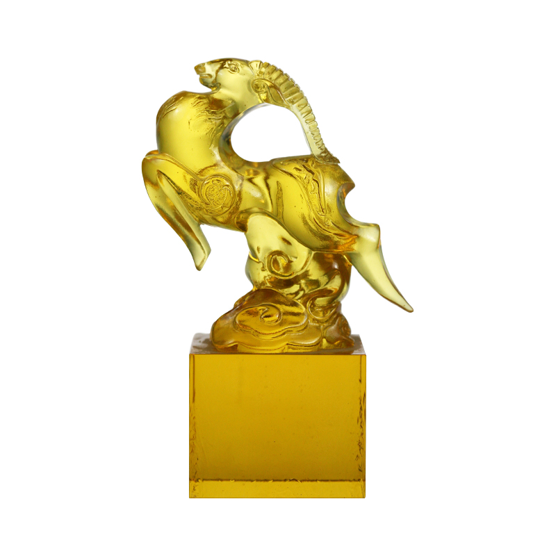 Золотая прозрачная стеклянная печать в форме овцы.