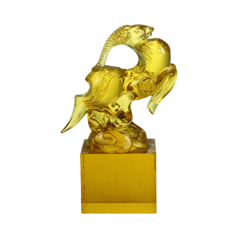 Золотая прозрачная стеклянная печать в форме овцы.