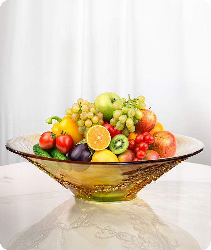 Стеклянный сосуд с широким горлышком, наполненный фруктами